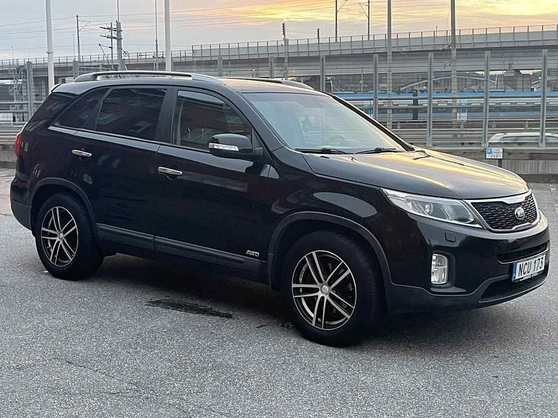 Svart Begagnad 2013 Kia Sorento Comfort SUV | 140 000 kr (Marknadspris) - Bild 1/4