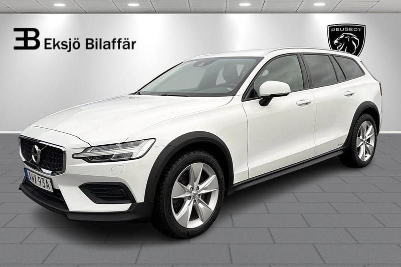 Vit Begagnad 2020 Volvo V60 CC Momentum Kombi | 259 500 kr (Marknadspris) - Bild 1/4