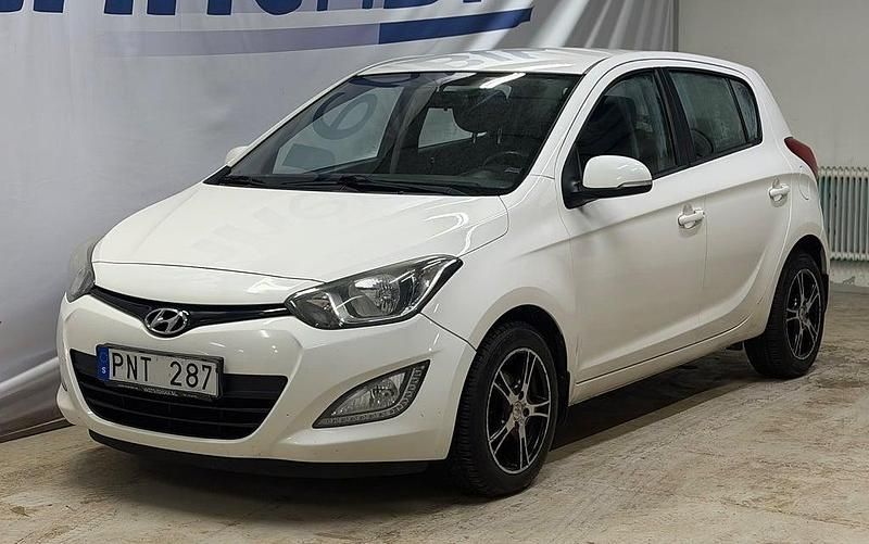 Vit Begagnad 2012 Hyundai i20 Premium Halvkombi | 44 500 kr (Marknadspris) - Bild 1/4