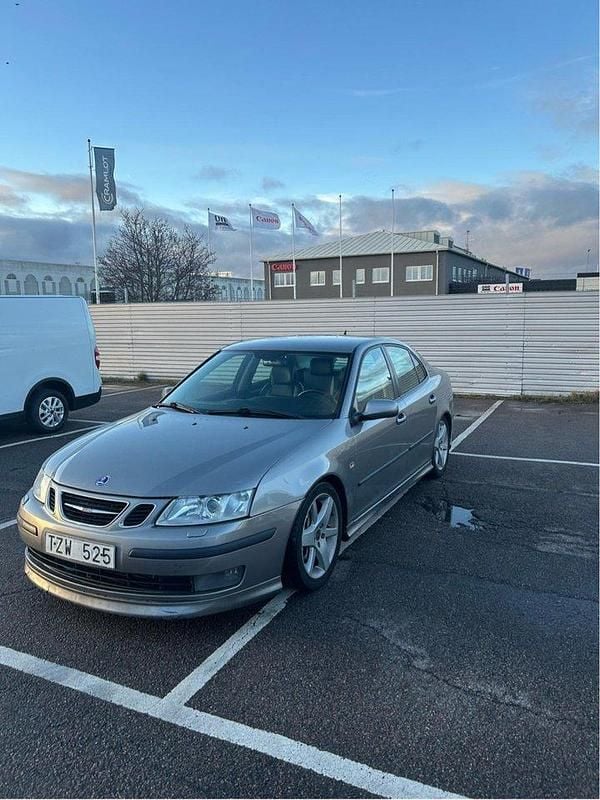 Grå Begagnad 2003 Saab 9-3 Aero Sedan | 33 000 kr (Marknadspris) - Bild 1/4