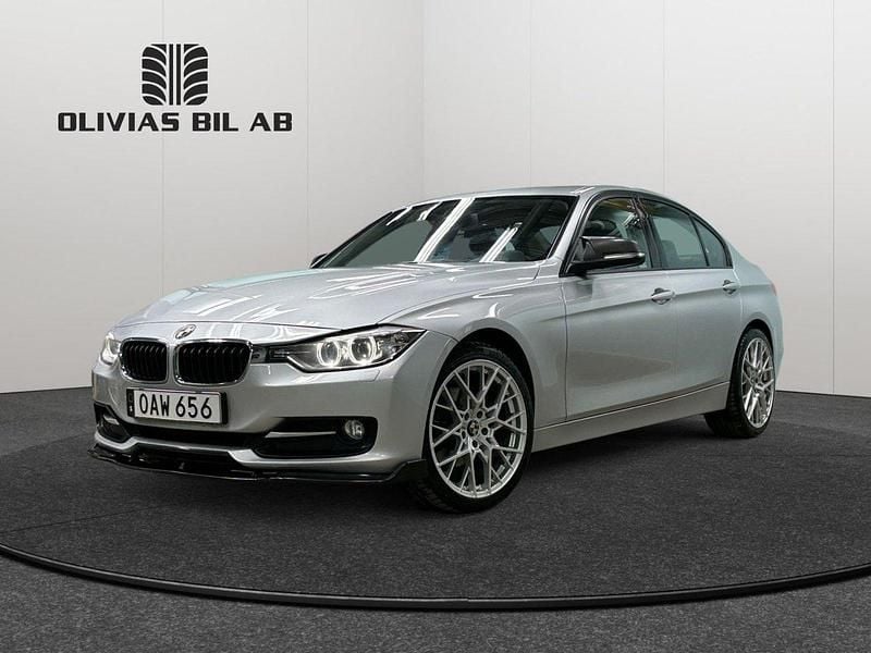 Silver Begagnad 2014 BMW 320 Sport Line Sedan | 154 800 kr (Marknadspris) - Bild 1/4