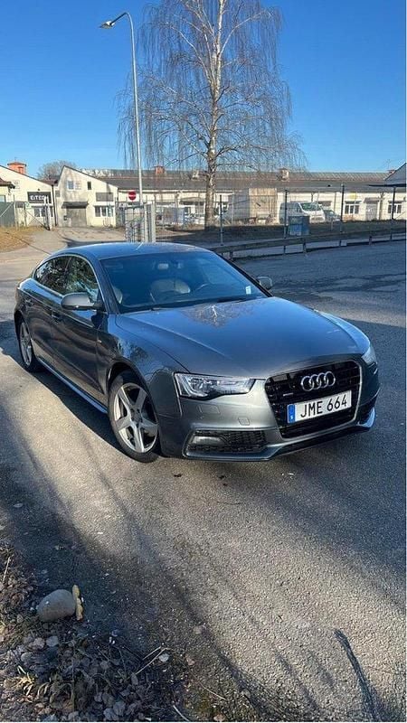 Grå Begagnad 2014 Audi A5 Sportback Comfort Halvkombi | 139 000 kr (Marknadspris) - Bild 1/4
