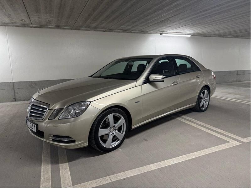 Brun Begagnad 2012 Mercedes E200 Sedan | 85 000 kr (Marknadspris) - Bild 1/4