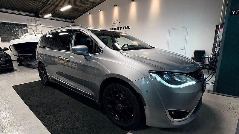 Silver Begagnad 2018 Chrysler Pacifica Minibuss | 185 000 kr - Bild 1/4