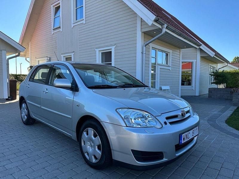 Silver Begagnad 2005 Toyota Corolla Halvkombi | 55 000 kr (Lite dyr) - Bild 1/4