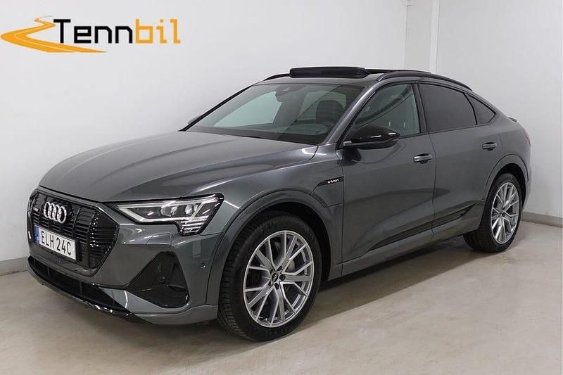 Grå Begagnad 2021 Audi e-tron Sportback S-Line SUV | 449 900 kr (Bra pris) - Bild 1/4