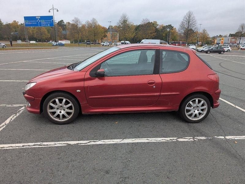 Röd Begagnad 2005 Peugeot 206 Halvkombi | 14 000 kr (Marknadspris) - Bild 1/4