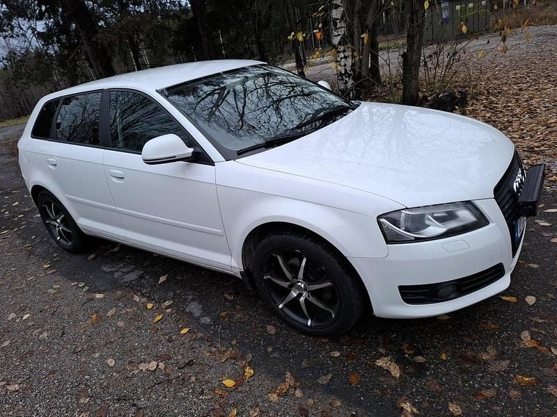 Vit Begagnad 2010 Audi A3 Sportback Attraction Halvkombi | 30 000 kr (Bra pris) - Bild 1/4