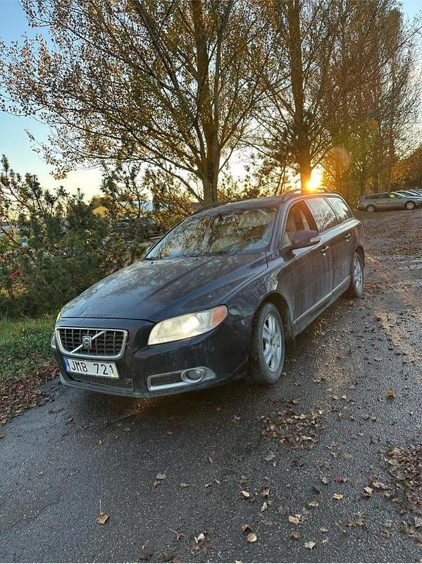 Blå Begagnad 2009 Volvo V70 Momentum Kombi | 20 500 kr (Dyr) - Bild 1/4