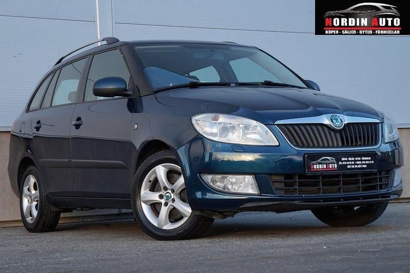 Mörkblå (blå) Begagnad 2011 Skoda Fabia Elegance Kombi | 49 900 kr (Marknadspris) - Bild 1/4