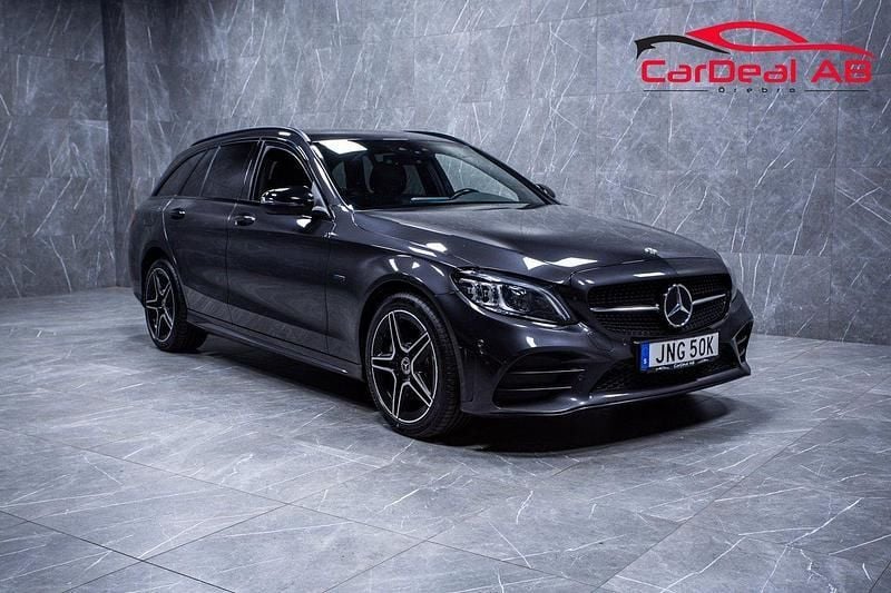 Grå Begagnad 2021 Mercedes C300e AMG Kombi | 388 800 kr (Lite dyr) - Bild 1/4