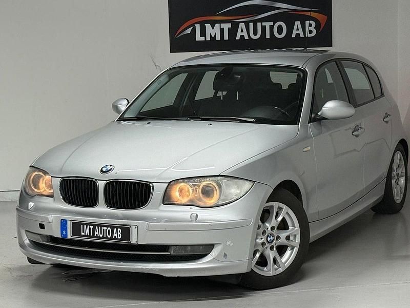 Ljusgrå Begagnad 2007 BMW 120 Advantage Halvkombi | 69 900 kr (Marknadspris) - Bild 1/4