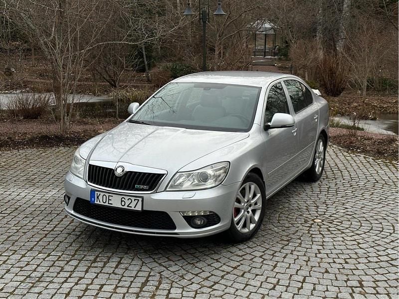 Silver Begagnad 2010 Skoda Octavia RS Halvkombi | 57 900 kr (Marknadspris) - Bild 1/4