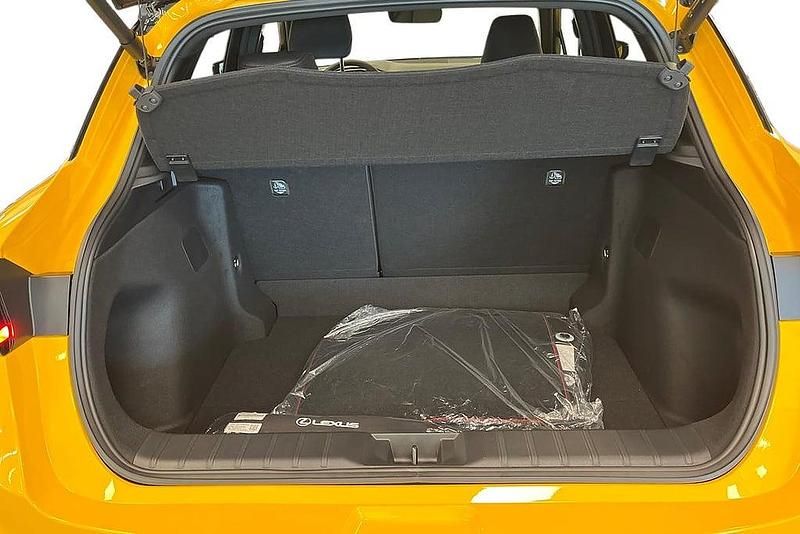 Begagnad Lexus LBX 138 HK (101 kW) 2024 Gul SUV