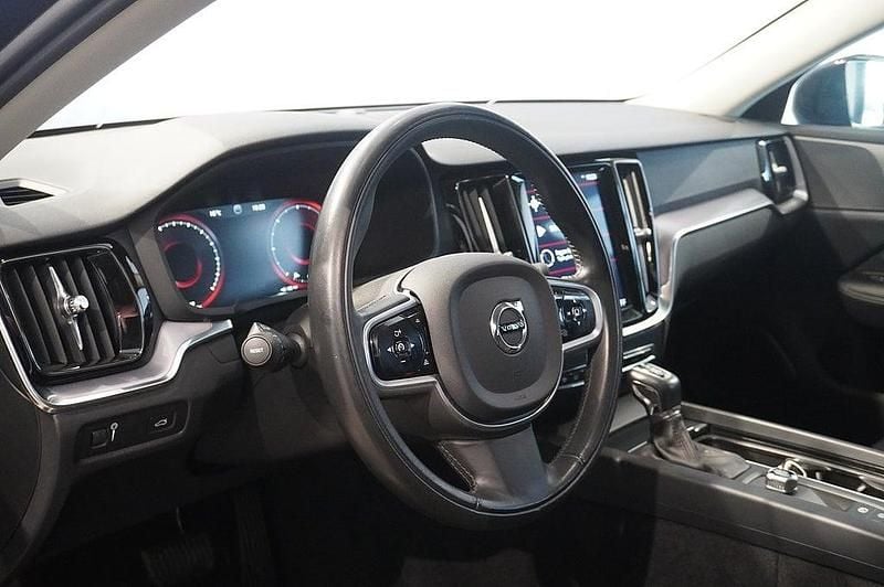 Begagnad Volvo V60 Momentum 150 HK (110 kW) 2019 Svart Kombi