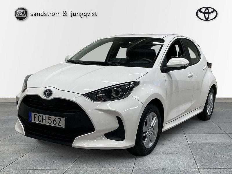 Vit Begagnad 2022 Toyota Yaris Hybrid Active Halvkombi | 219 000 kr (Marknadspris) - Bild 1/3