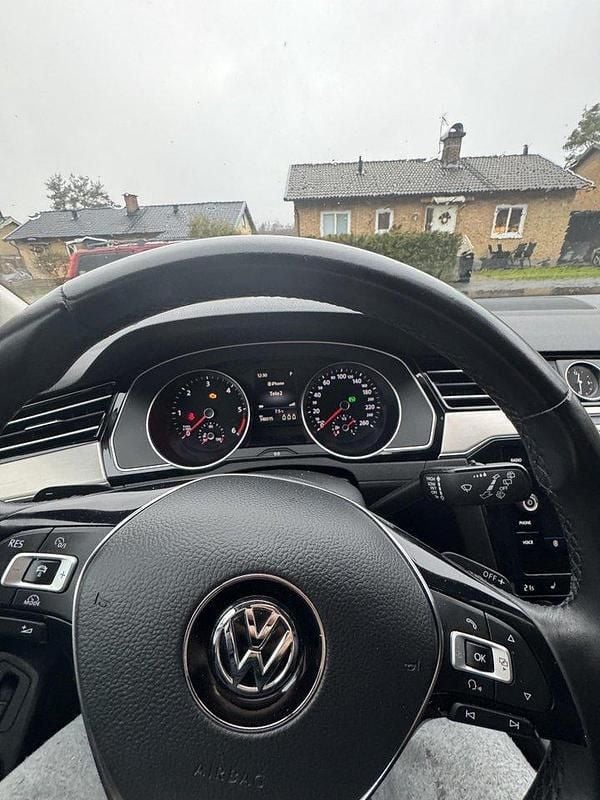 Röd Begagnad 2018 VW Passat S Kombi | 152 000 kr (Superpris) - Bild 1/4