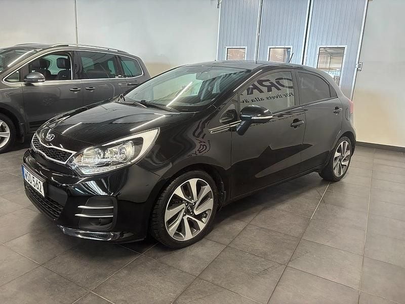 Begagnad Kia Rio 84 HK (61 kW) 2015 Svart Halvkombi