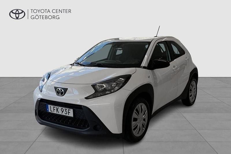 Vit Begagnad 2022 Toyota Aygo Play Halvkombi | 144 900 kr (Marknadspris) - Bild 1/3
