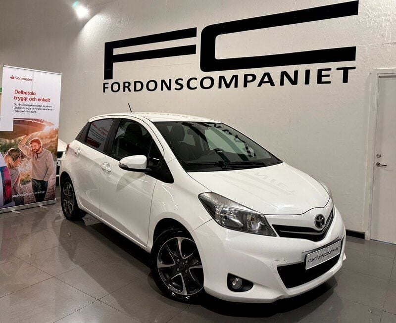 Vit Begagnad 2014 Toyota Yaris Edition Halvkombi | 79 900 kr (Marknadspris) - Bild 1/4
