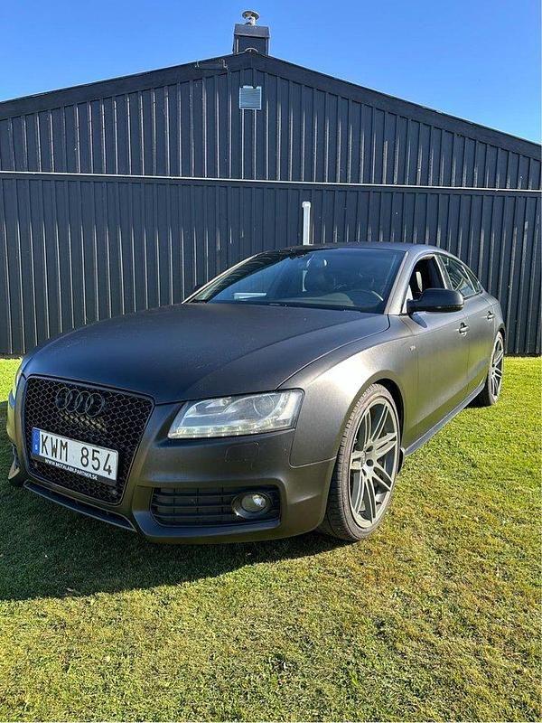 Grå Begagnad 2011 Audi A5 Sportback Comfort Halvkombi | 97 000 kr (Marknadspris) - Bild 1/4
