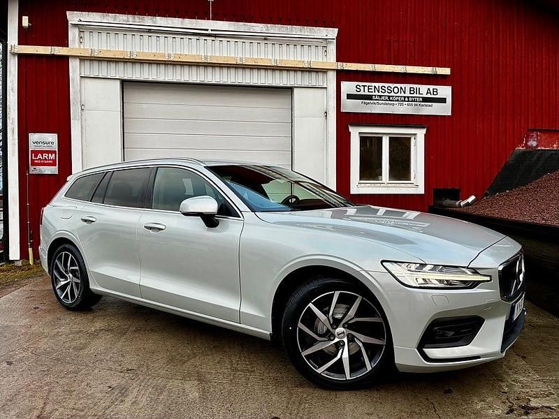 Vit Begagnad 2018 Volvo V60 Momentum Kombi | 189 000 kr (Dyr) - Bild 1/4