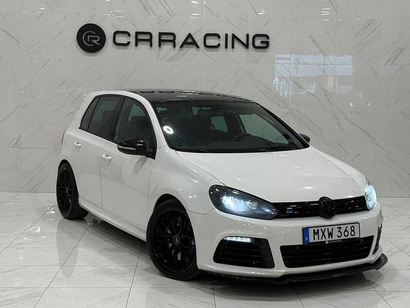 Vit Begagnad 2010 VW Golf VI R Halvkombi | 134 900 kr - Bild 1/4