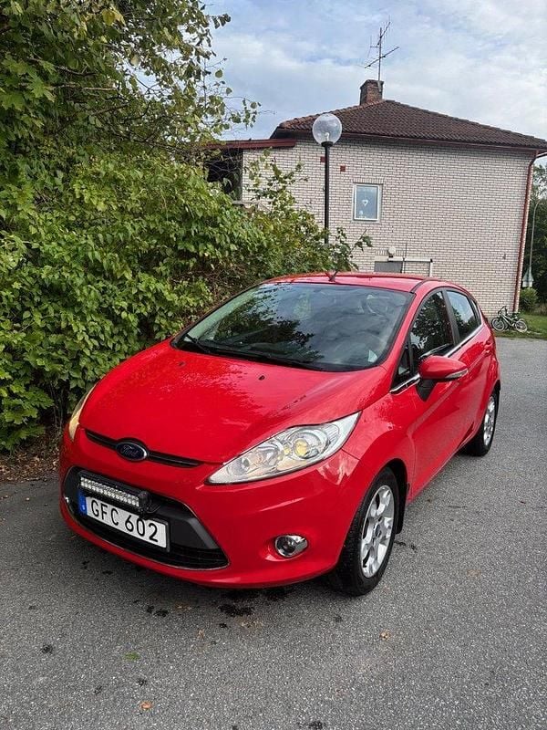 Röd Begagnad 2012 Ford Fiesta Titanium Halvkombi | 55 000 kr (Marknadspris) - Bild 1/4