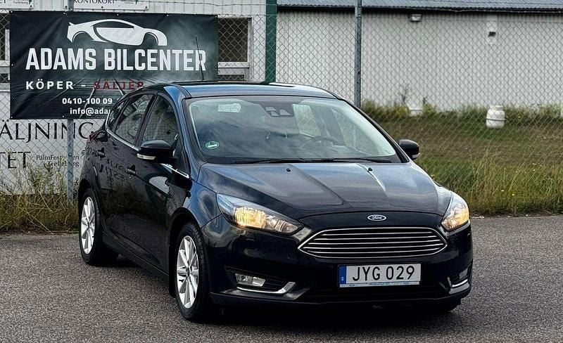 Svart Begagnad 2015 Ford Focus Titanium Halvkombi | 73 600 kr (Marknadspris) - Bild 1/4