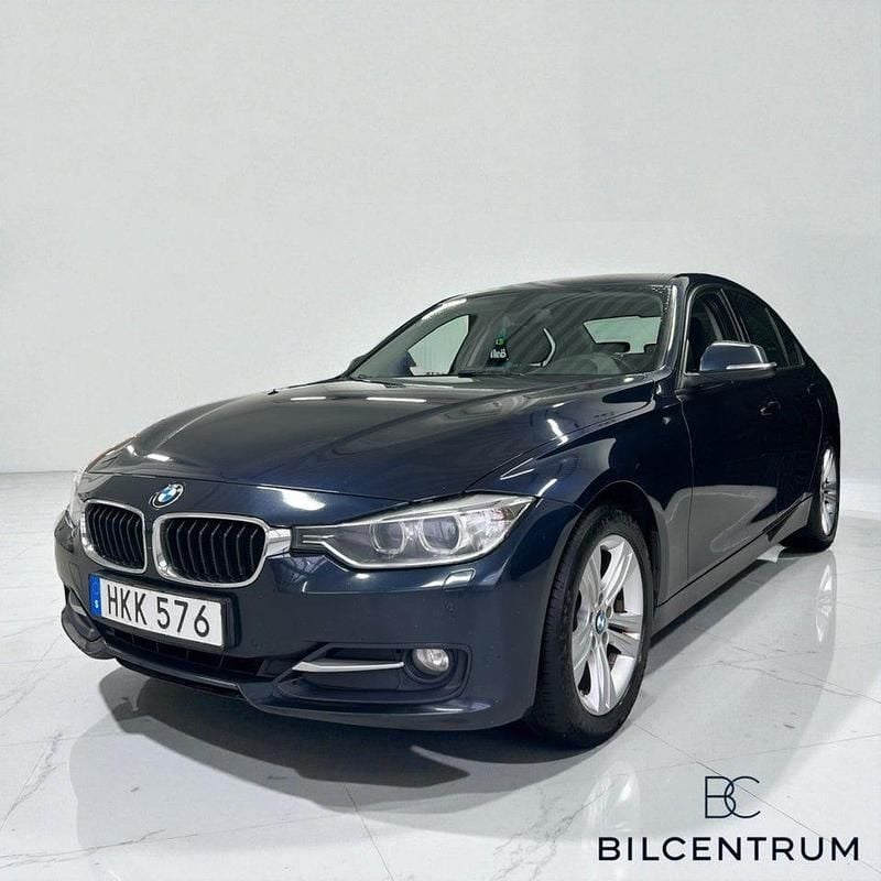 Blå Begagnad 2014 BMW 320 Sport Line Sedan | 137 900 kr (Bra pris) - Bild 1/4