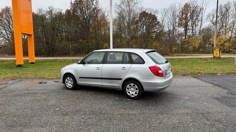Begagnad Skoda Fabia Ambiente 69 HK (50 kW) 2009 Grå Kombi