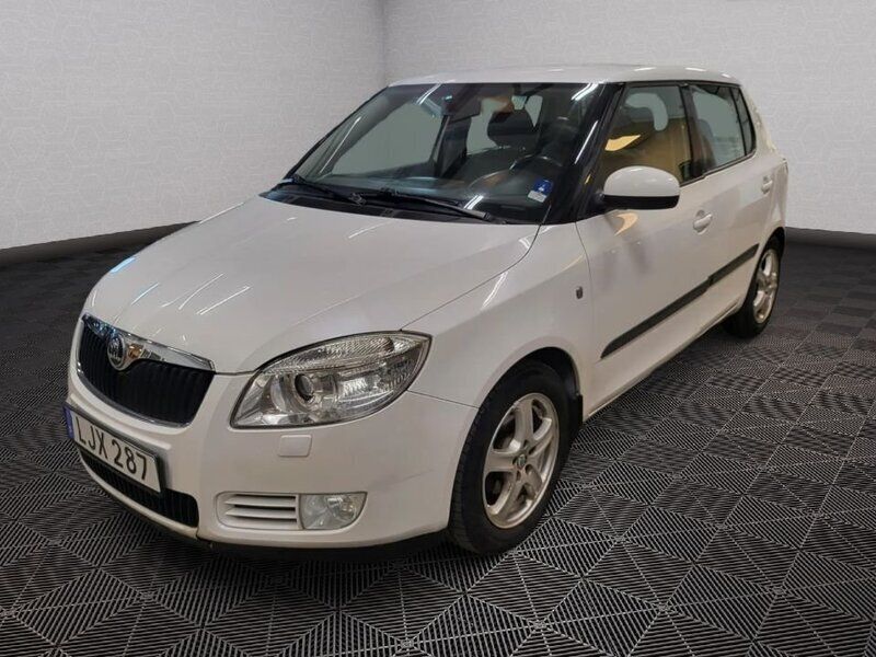 Vit Begagnad 2008 Skoda Fabia Ambiente Halvkombi | 39 900 kr (Marknadspris) - Bild 1/4