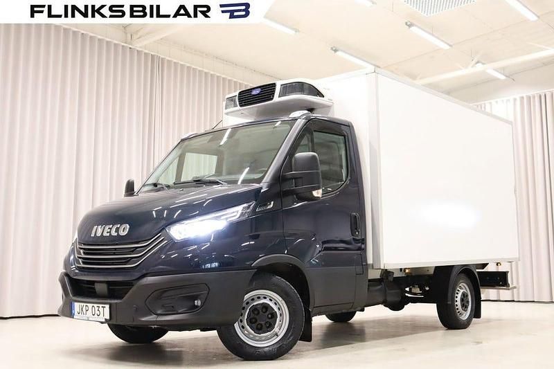 Mörkblå (blå) Begagnad 2023 Iveco Daily Van | 379 700 kr (Bra pris) - Bild 1/4