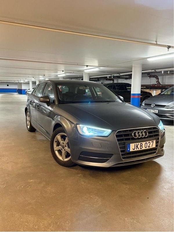 Grå Begagnad 2014 Audi A3 Sportback Attraction Halvkombi | 99 900 kr (Marknadspris) - Bild 1/4