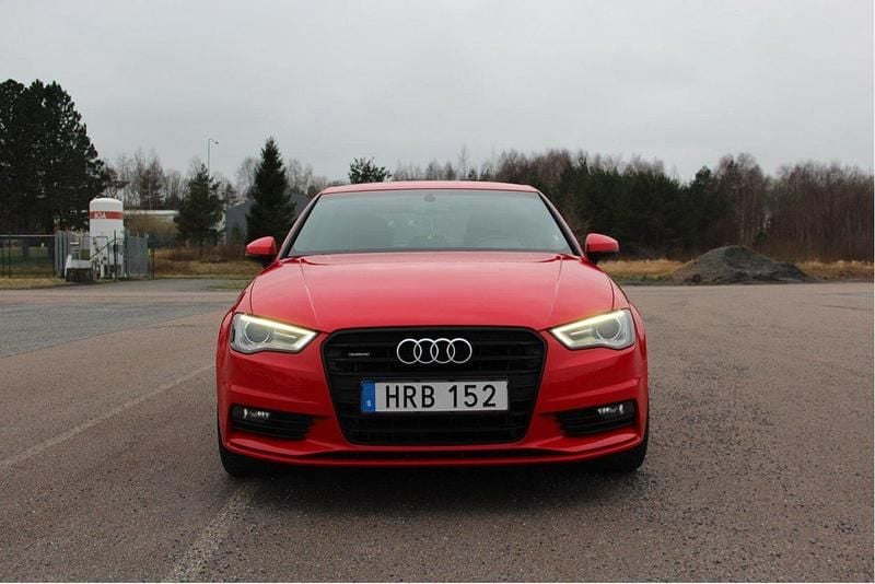 Röd Begagnad 2015 Audi A3 Comfort Sedan | 160 000 kr (Marknadspris) - Bild 1/4