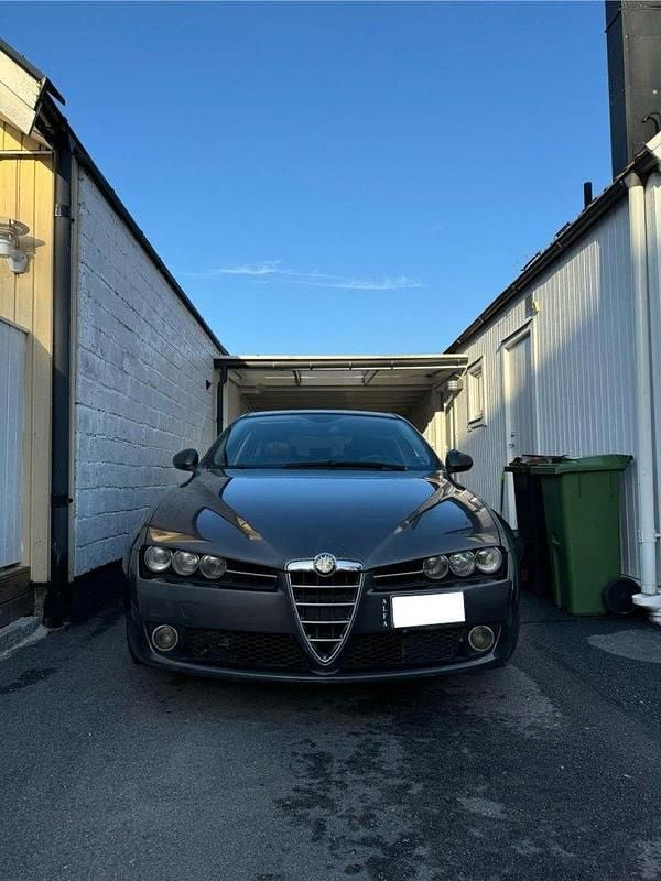 Grå Begagnad 2008 Alfa Romeo 159 Kombi | 32 000 kr - Bild 1/4
