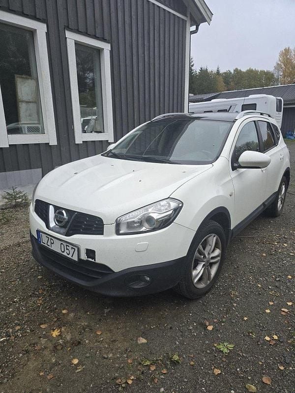 Vit Begagnad 2011 Nissan Qashqai +2 SUV | 58 900 kr (Bra pris) - Bild 1/4