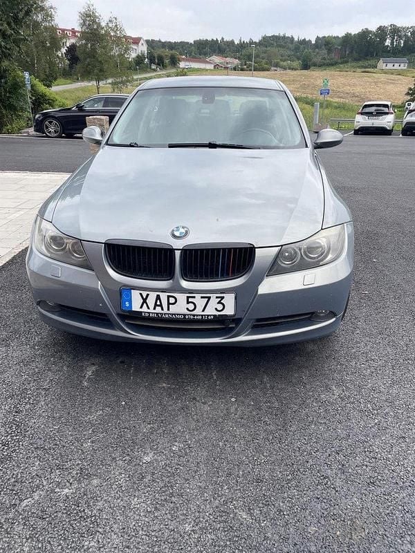 Grå Begagnad 2006 BMW 325 Advantage Sedan | 43 000 kr (Superpris) - Bild 1/4