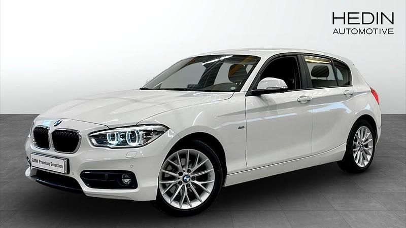 Vit (white) Begagnad 2017 BMW 118 Sport Line Halvkombi | 188 700 kr (Marknadspris) - Bild 1/4