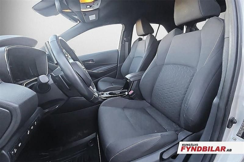 Begagnad Toyota Corolla Hybrid Style 184 HK (135 kW) 2019 Silver Halvkombi