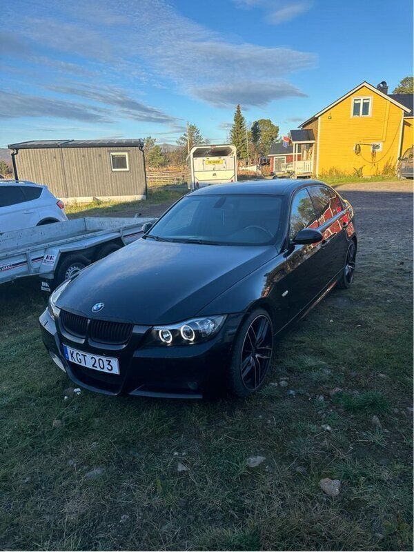 Svart Begagnad 2008 BMW 320 Comfort Edition Sedan | 55 000 kr (Marknadspris) - Bild 1/3