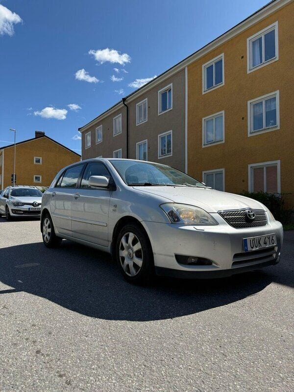 Silver Begagnad 2004 Toyota Corolla Halvkombi | 65 000 kr (Lite dyr) - Bild 1/4