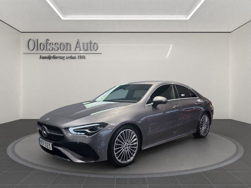 Mörkgrå Begagnad 2023 Mercedes CLA200 Premium Sportkupé | 389 000 kr (Marknadspris) - Bild 1/4