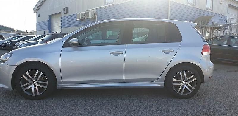 Begagnad VW Golf VII Design 105 HK (77 kW) 2013 Halvkombi