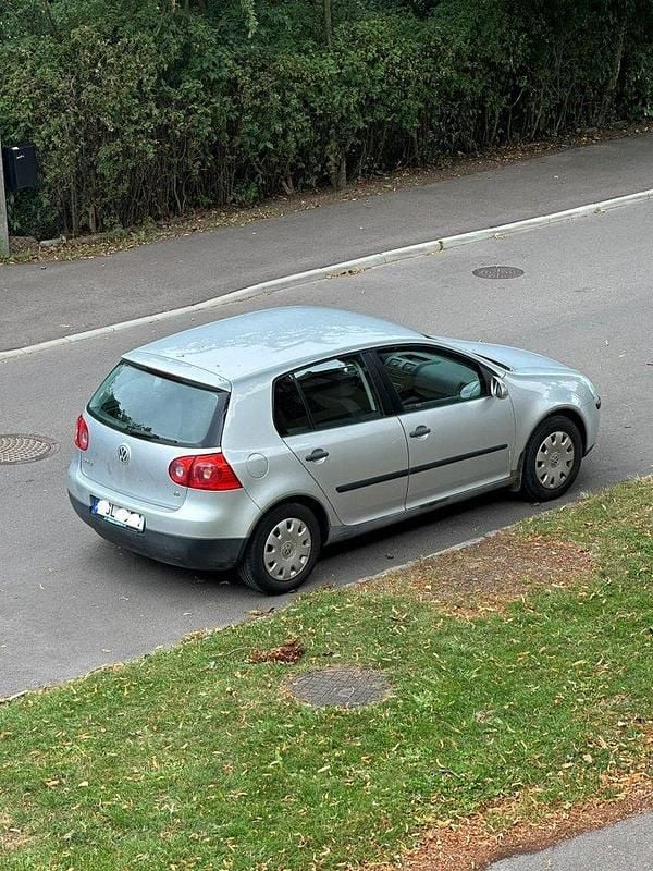 Silver Begagnad 2005 VW Golf IV Trendline Halvkombi | 25 000 kr (Bra pris) - Bild 1/4