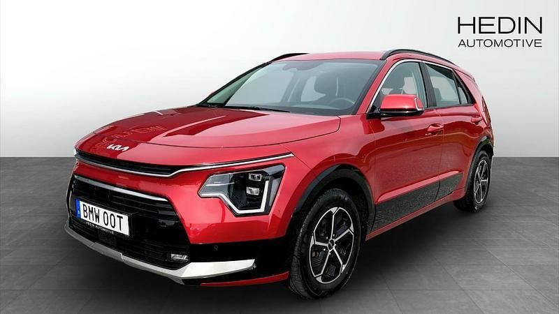 Röd (red) Begagnad 2023 Kia Niro SUV | 299 900 kr (Marknadspris) - Bild 1/4
