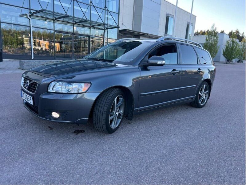 Grå Begagnad 2012 Volvo V50 Momentum Kombi | 63 000 kr (Marknadspris) - Bild 1/4