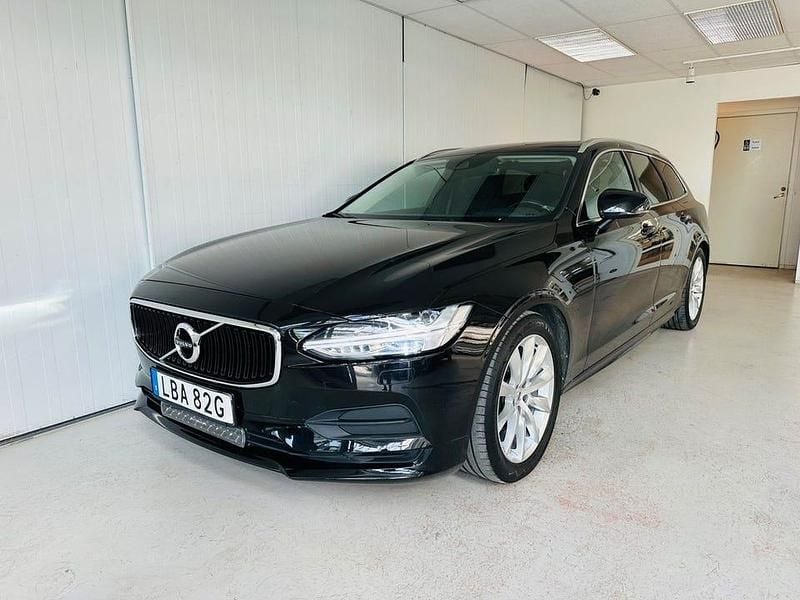 Svart Begagnad 2019 Volvo V90 Momentum Kombi | 254 900 kr (Marknadspris) - Bild 1/4