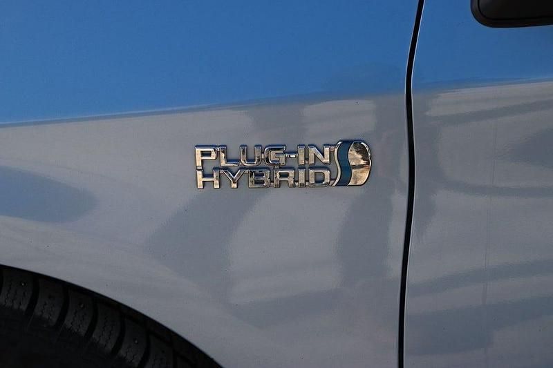 Blå Begagnad 2012 Toyota Prius Plug-in Hybrid Halvkombi | 105 000 kr (Lite dyr) - Bild 1/4