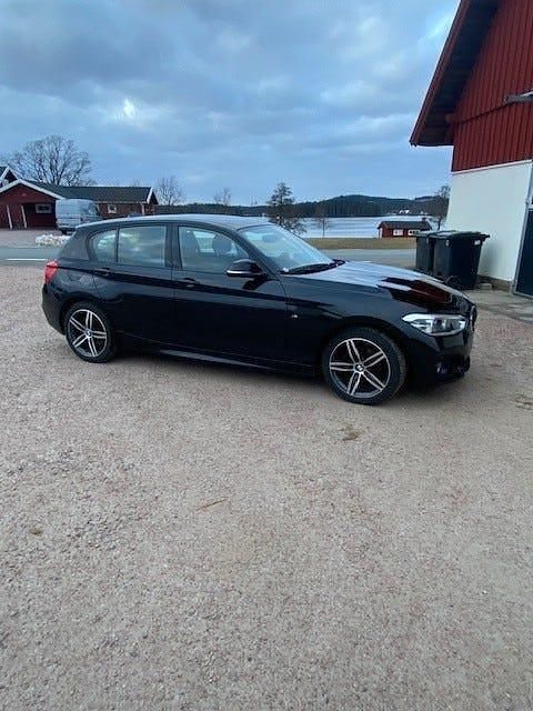 Begagnad 2019 BMW 118 Halvkombi | 185 000 kr (Marknadspris) - Bild 1/4